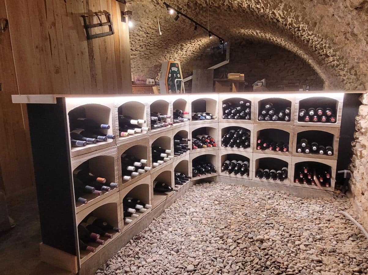 Casier à bouteille installés dans un angle de cave à vin