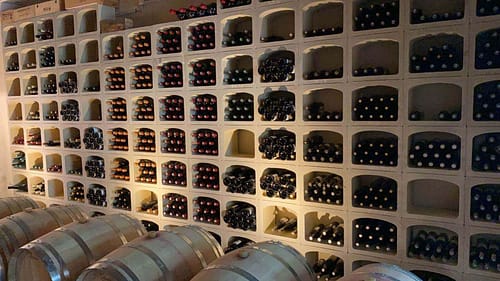 casier à vin en pierre pour aménager une cave